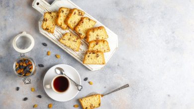Delicious raisin cake with raisins.