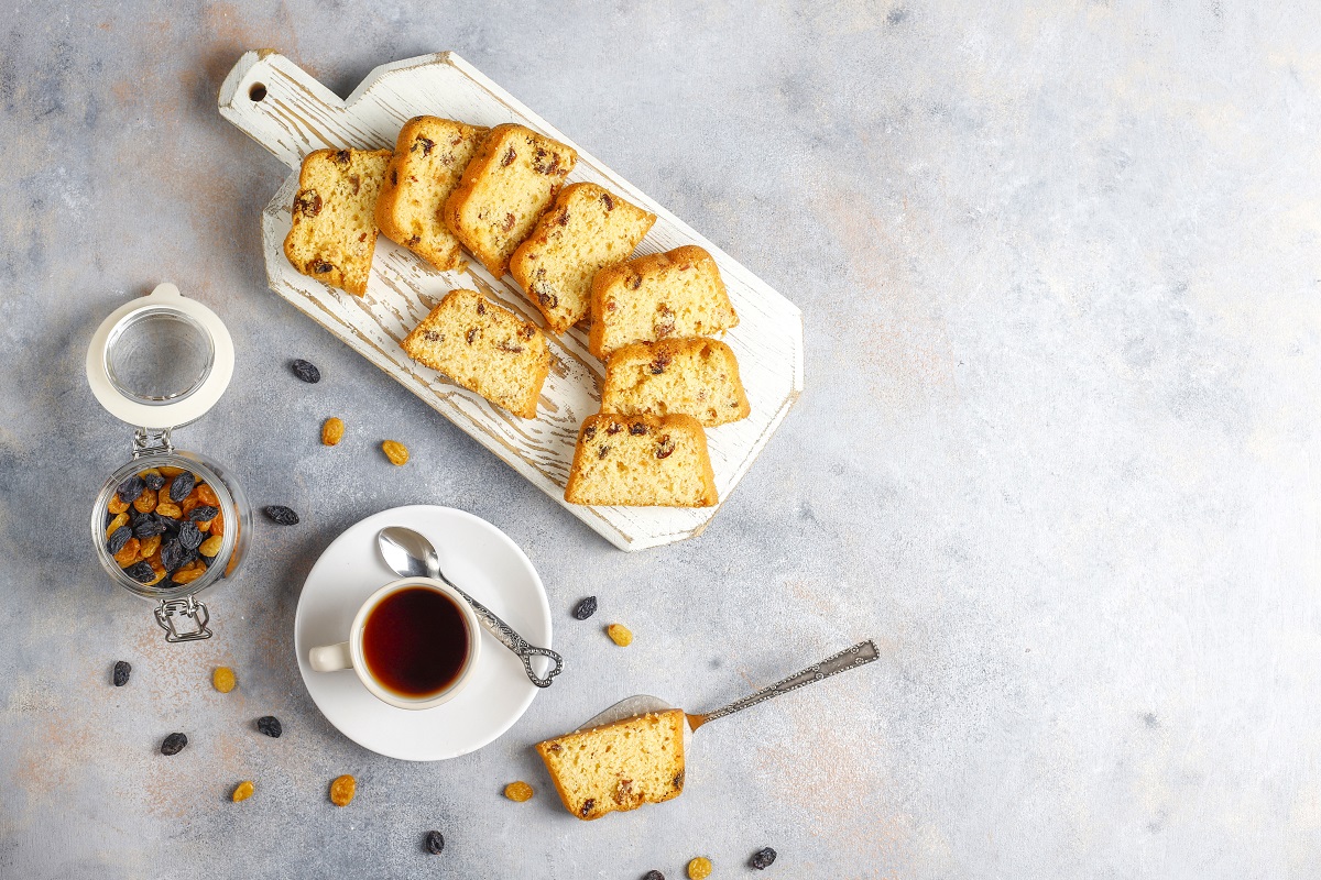 Delicious raisin cake with raisins.