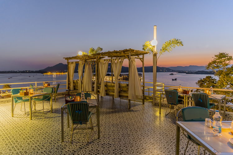 hotel in udaipur near lakes